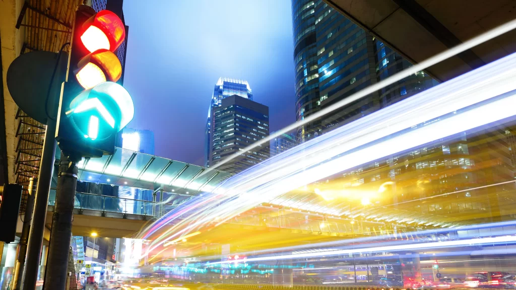 Semáforo LED moderno en intersección urbana — semaforos.com.mx México